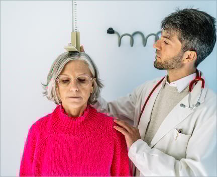 Diminuição de, pelo menos, 2cm de altura